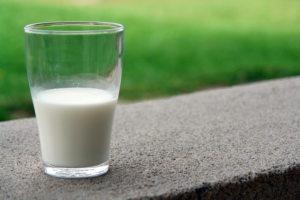 Obsahuje mateřské mléko laktózu?