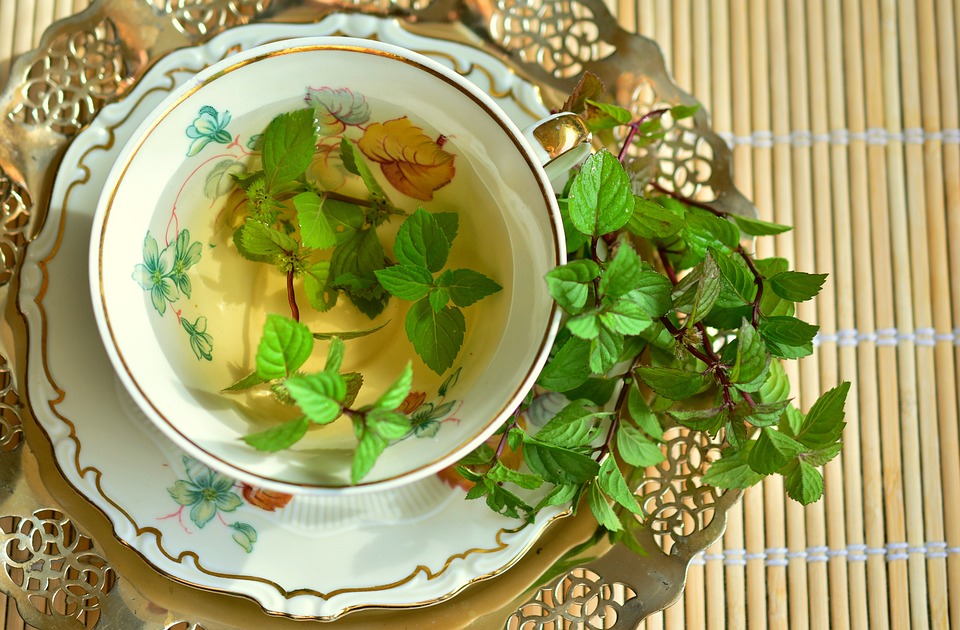 Zelený čaj vám skutečně způsobuje močení?